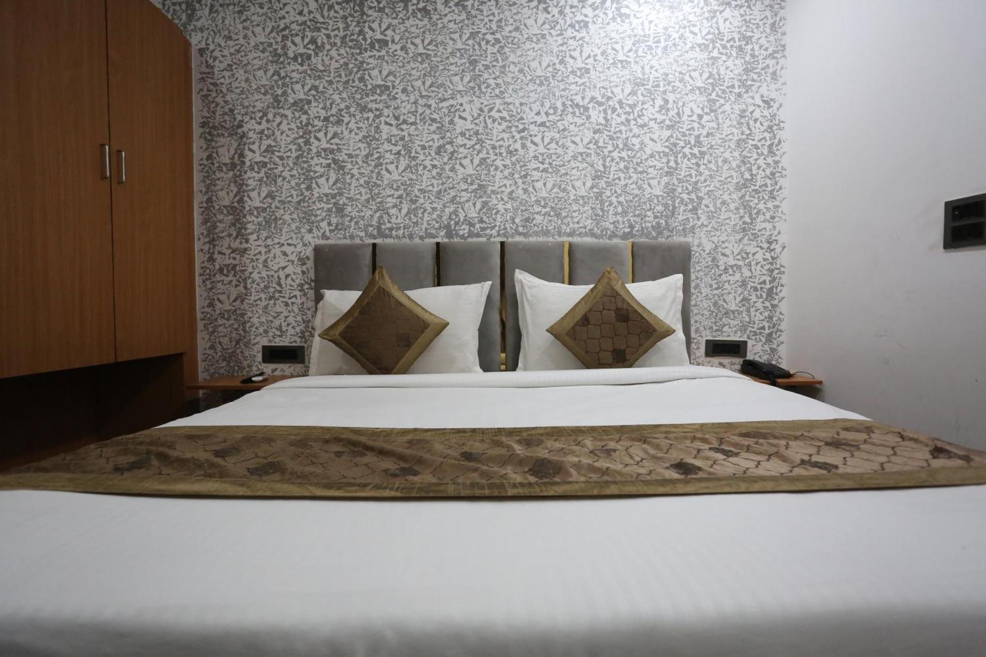 Hotel Twamev Couple Friendly Laxmi Nagar New Delhi Exterior photo