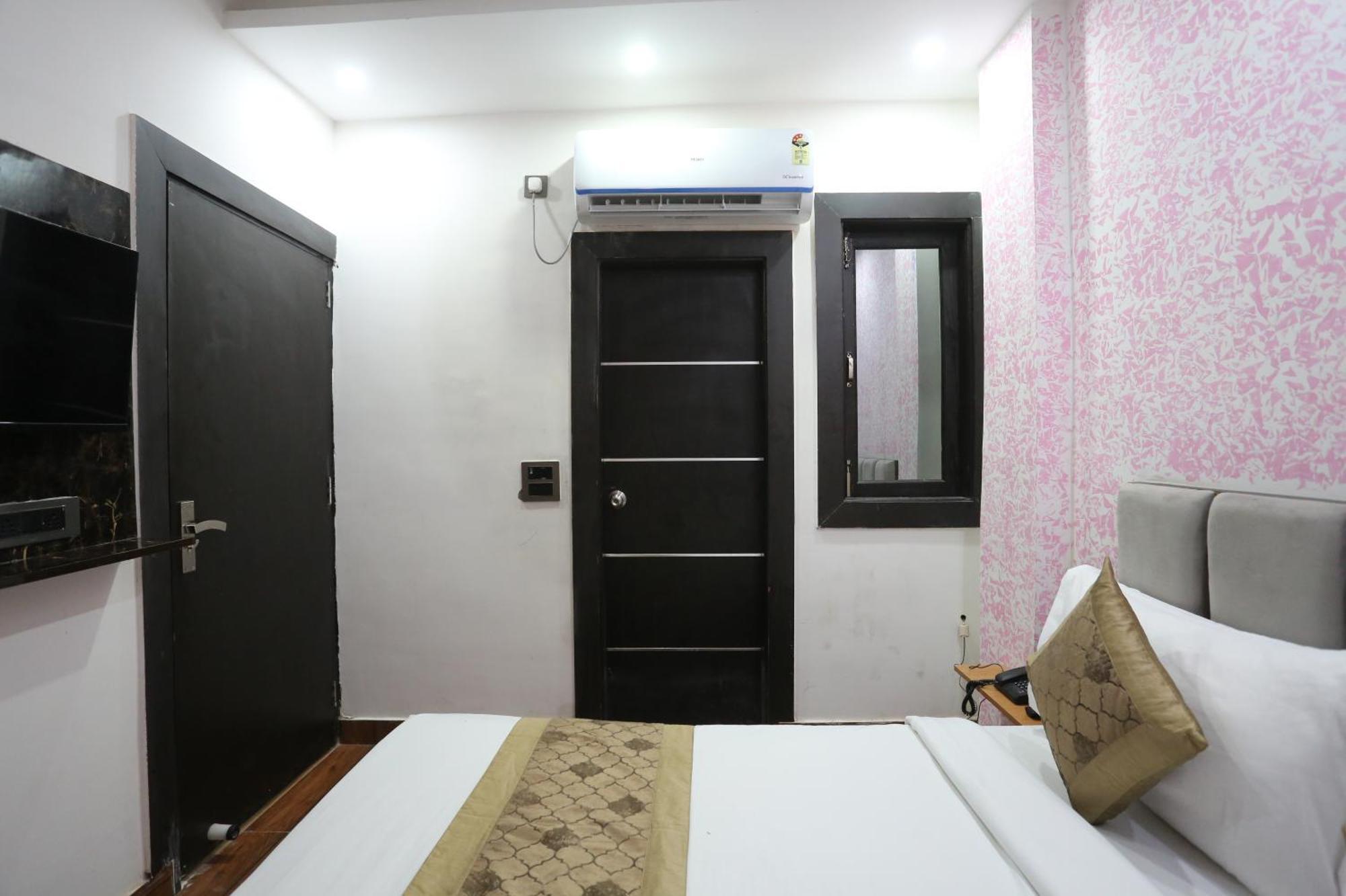Hotel Twamev Couple Friendly Laxmi Nagar New Delhi Exterior photo
