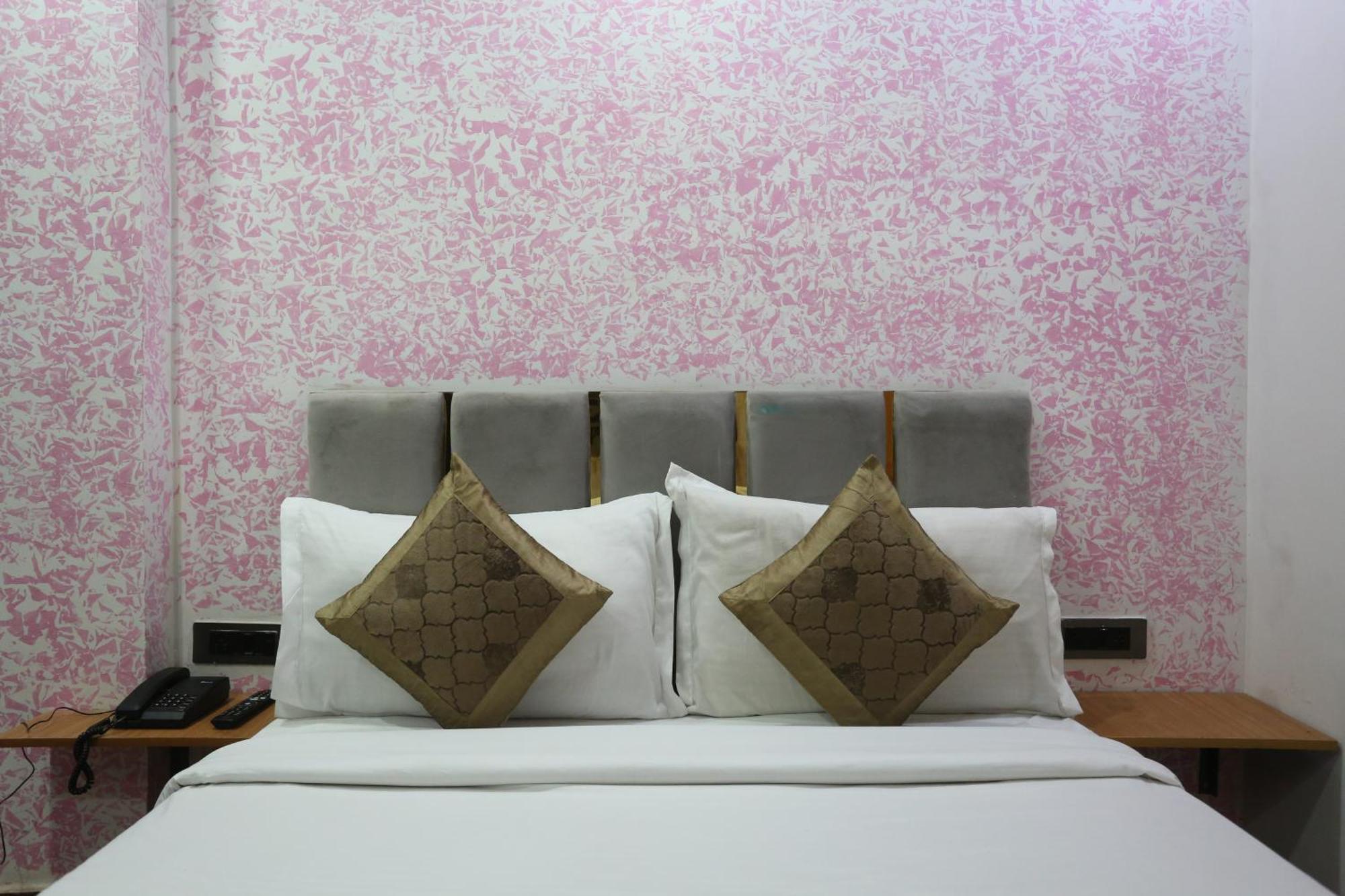 Hotel Twamev Couple Friendly Laxmi Nagar New Delhi Exterior photo
